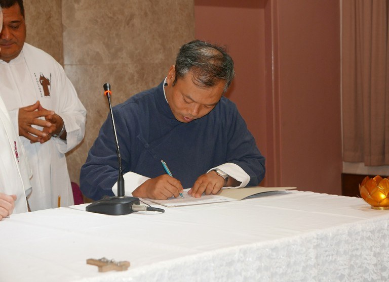 lay1.jpeg peter_signing